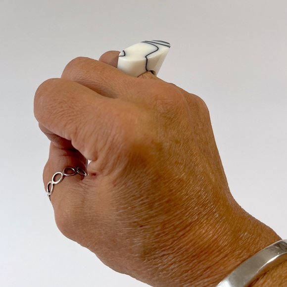 Vintage Lucite Ring Chunky White Black Marble Swirl Statement Unisex Acrylic J - Picture 2 of 15
